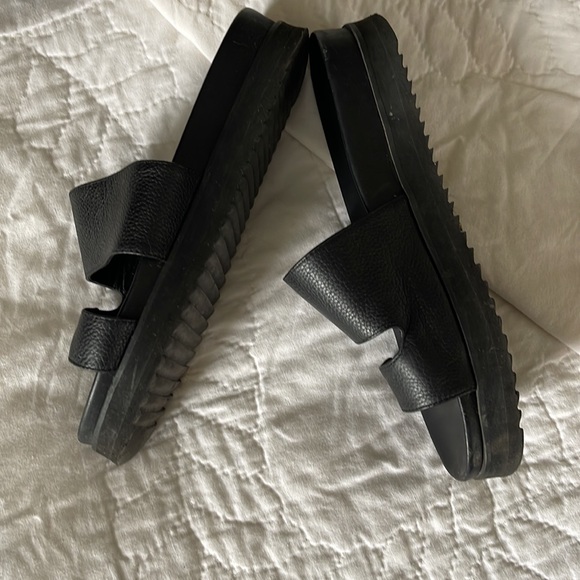 Black leather slides by Claetyn Wood size 8 - Picture 2 of 3